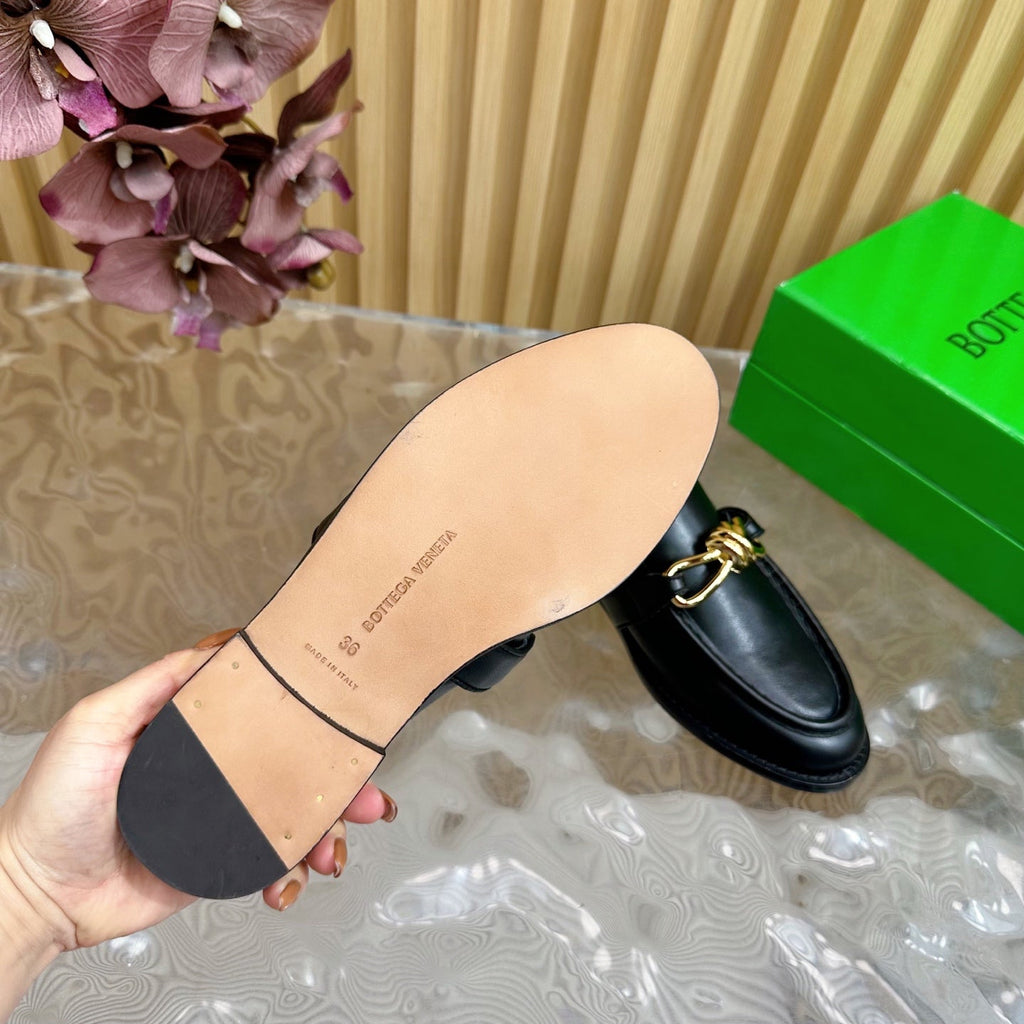 OPEN-BACK LOAFER REALISED IN BLACK SOFT CALFSKIN WITH SIGNATURE METALLIC KNOT DETAIL
