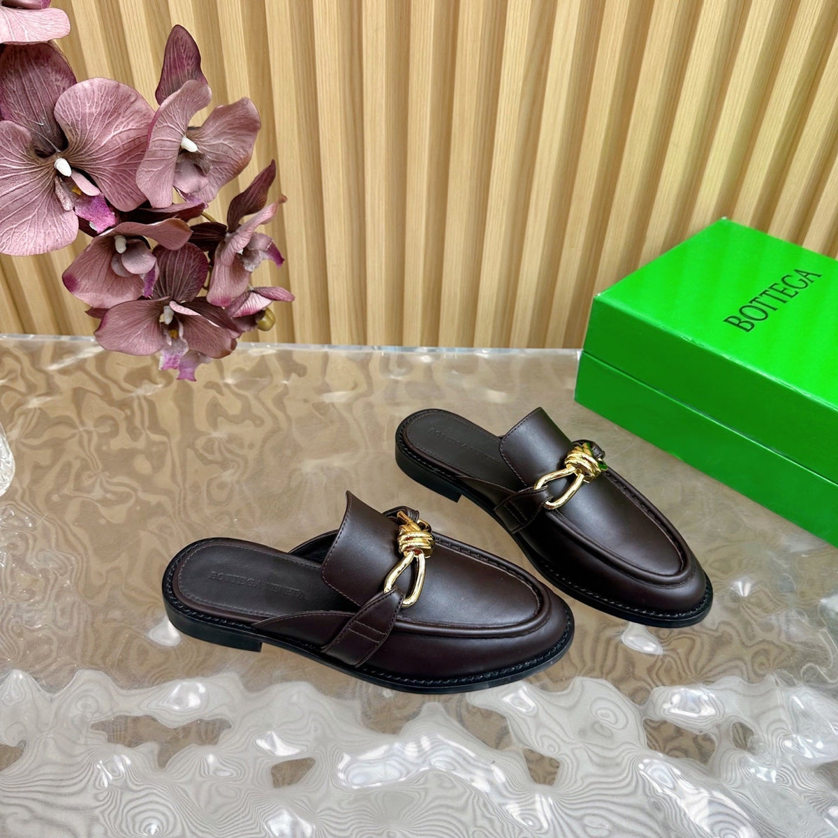 OPEN-BACK LOAFER REALISED IN CHESTNUT BROWN SOFT CALFSKIN WITH SIGNATURE METALLIC KNOT DETAIL