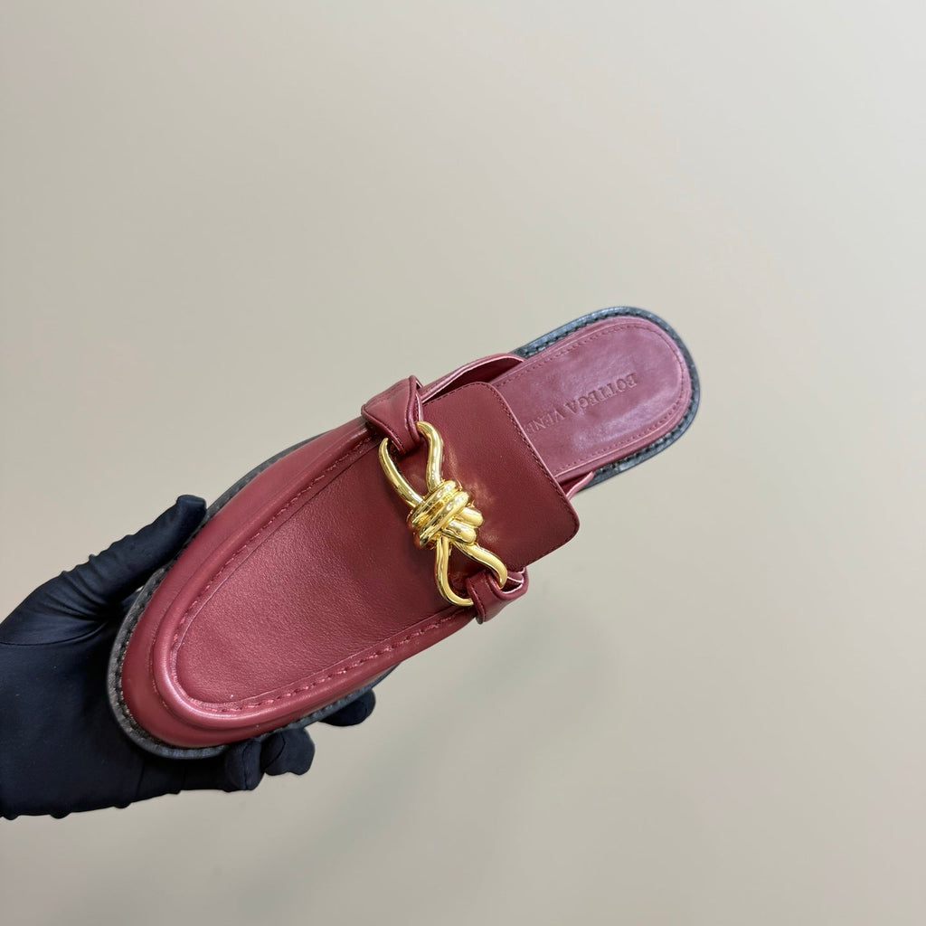 ASTAIRE MULE IN BERRY RED CALFSKIN WITH GOLD HARDWARE